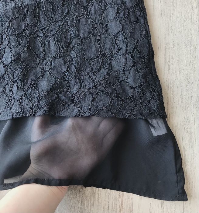 Top preto com renda (Inside, tamanho S)