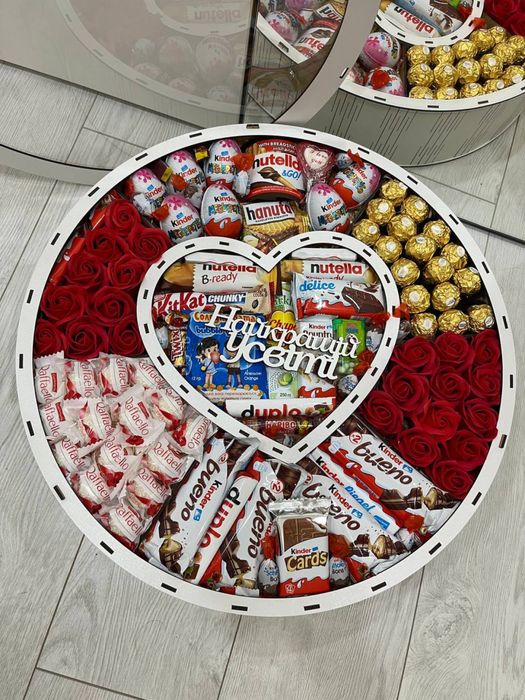 Солодкий бокс  з солодощами та мильними трояндами — ніжний подарунок