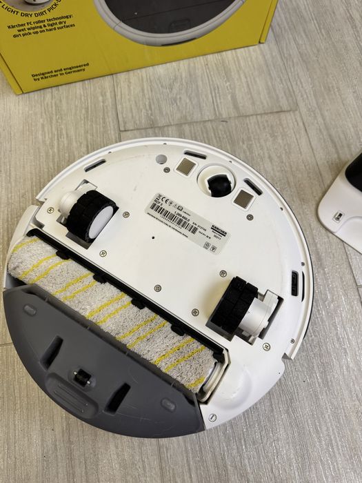 Продам робот пилосос полотер Kärcher rcf3