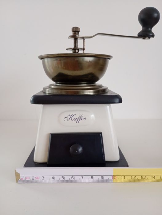 Młynek do kawy ceramiczny unikatowy kolor