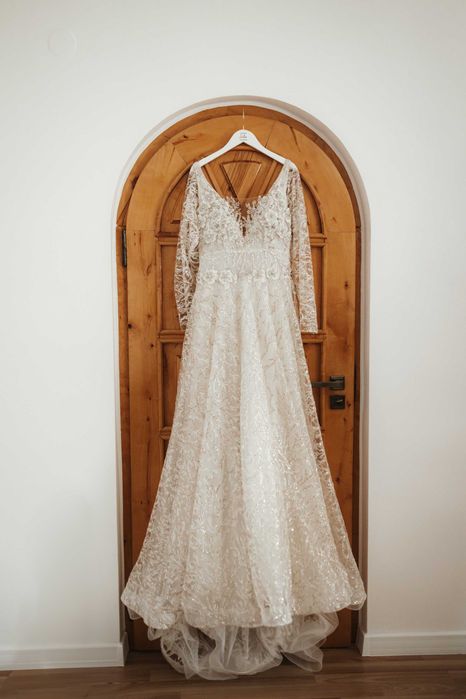 Suknia ślubna z trenem błyszcząca