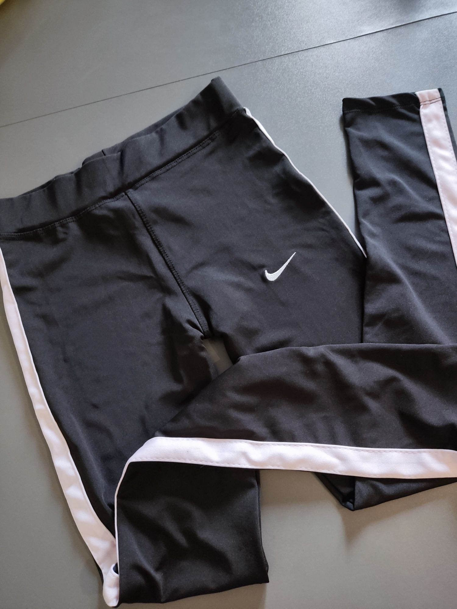 Leginsy Nike S M L XXL śliski materiał Wyprzedaż