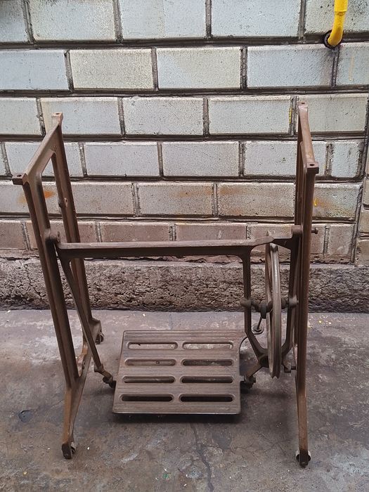 Станина для швейной машинки .