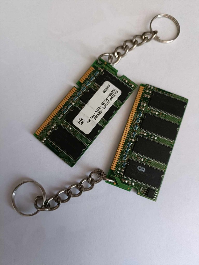Niesamowity breloczek do kluczy z pamięci RAM komputera HIT