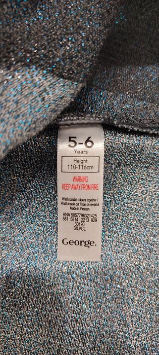 Продам нарядное платье на девочку 5-6лет.В идеальном состоянии