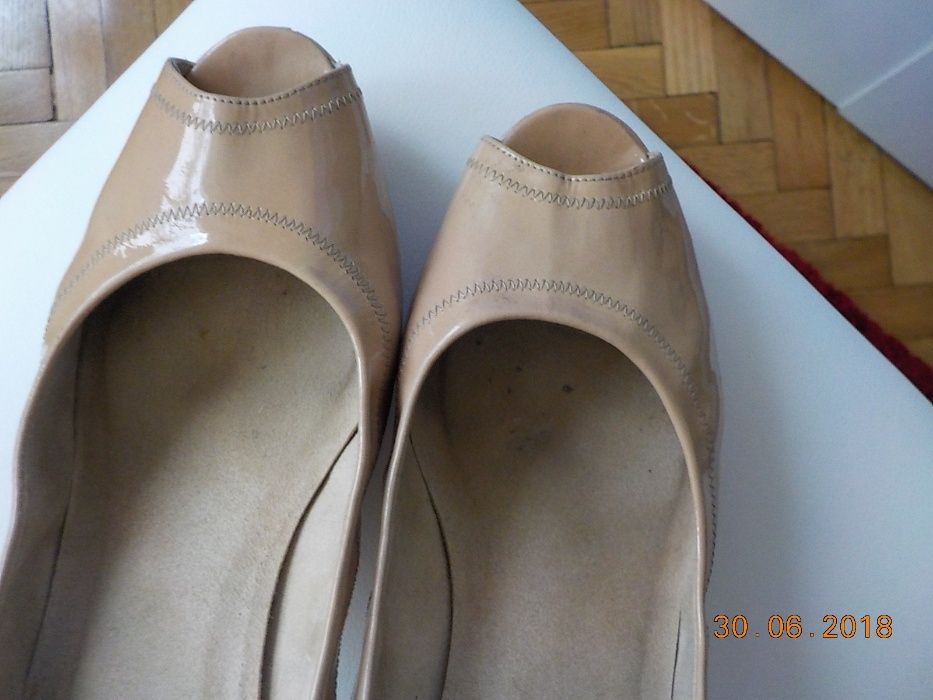 Pantofle Vintage Stuabt Weitzman,naturalna lakierowana skóra,beż ,40