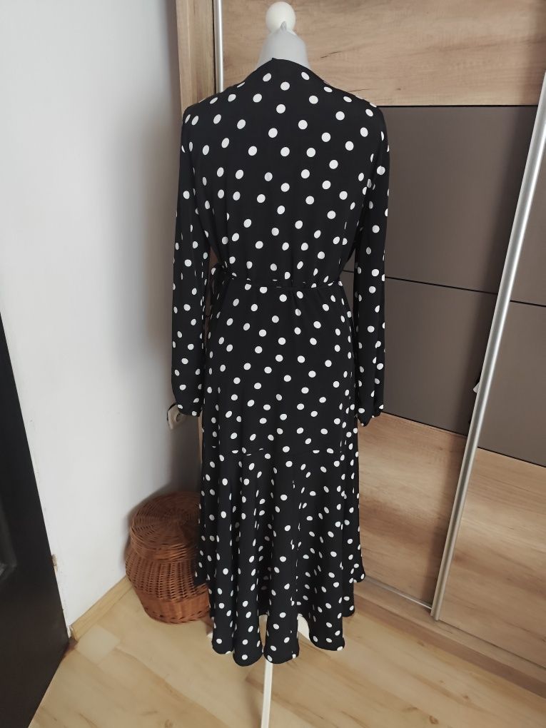 Zwiewna sukienka midi w grochy r. 42