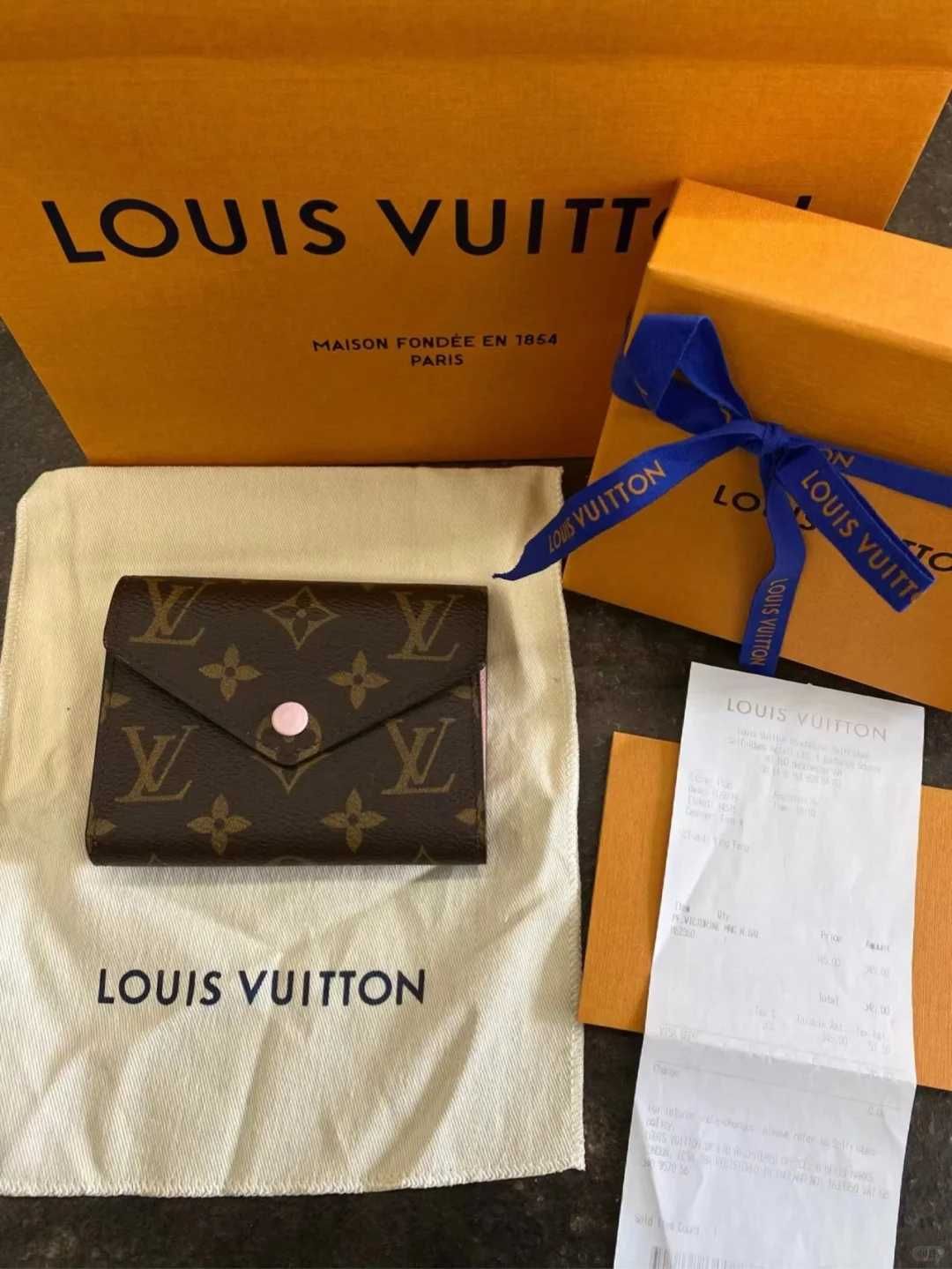 (Ostatni) Louis Vuitton Victorine Monogram Mały Portfel różowa klamra