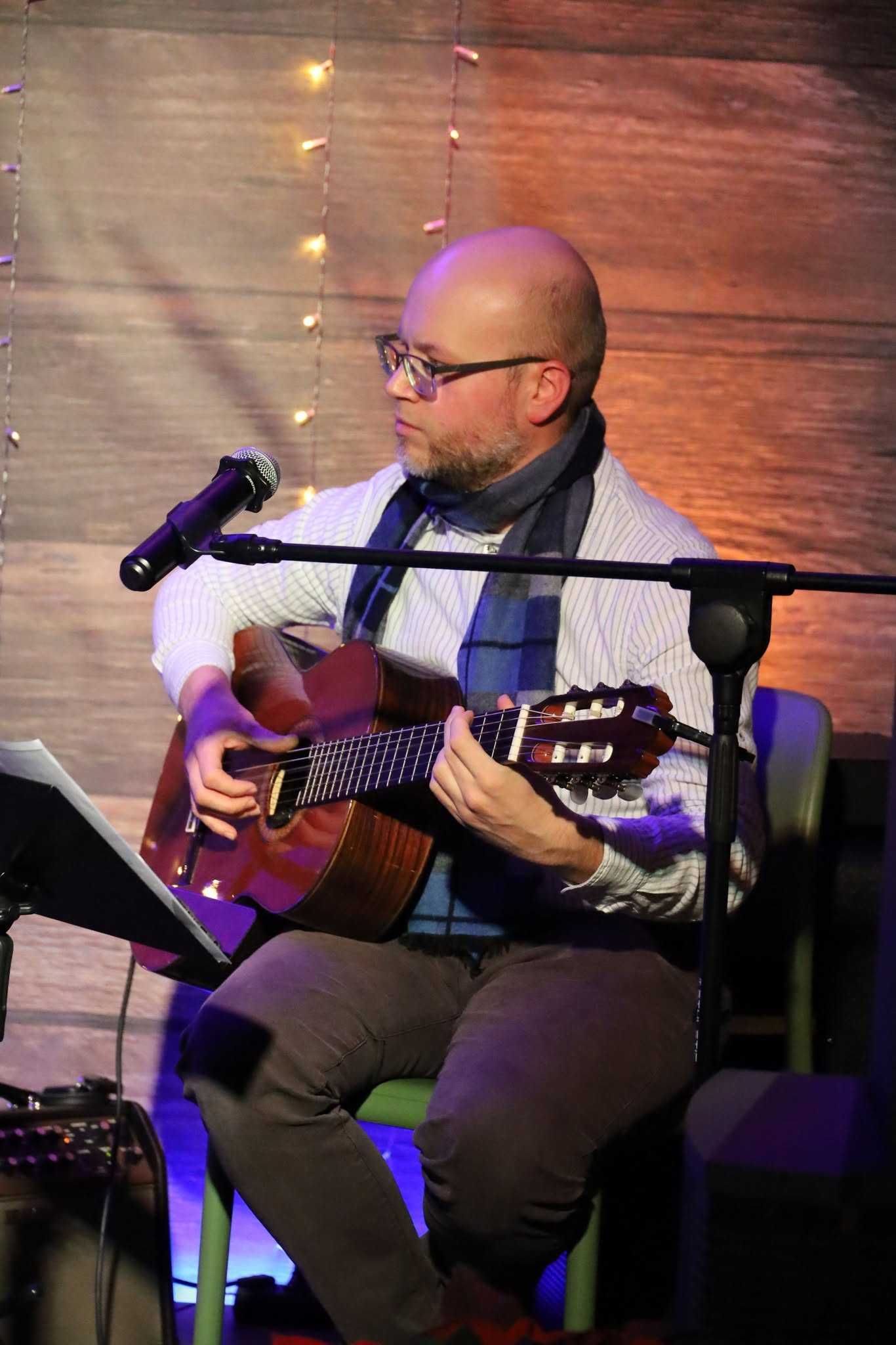 Lekcje gry na gitarze, basie i ukulele
