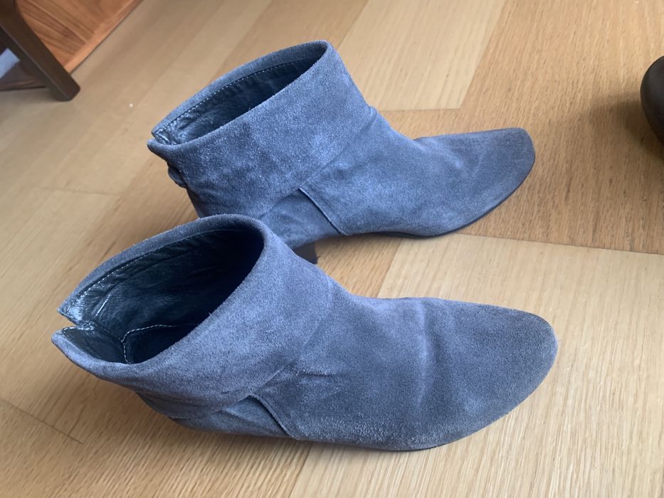 Botins em camurça cinzentos