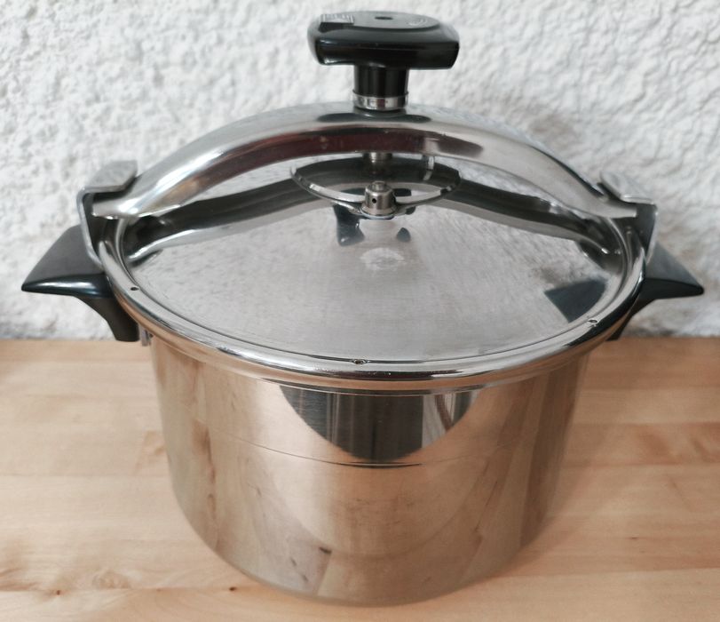 Panela pressão SEB 8 Litros .