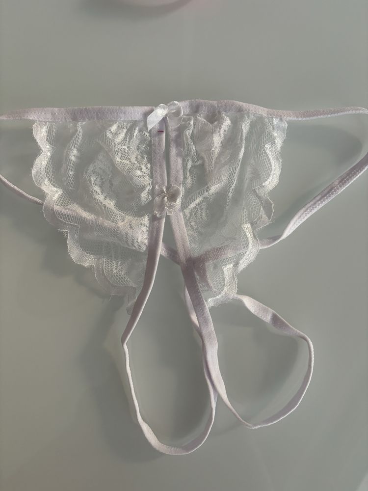 Majtki stringi erotyczne sexowne koronkowe z rozcieciem seksowne