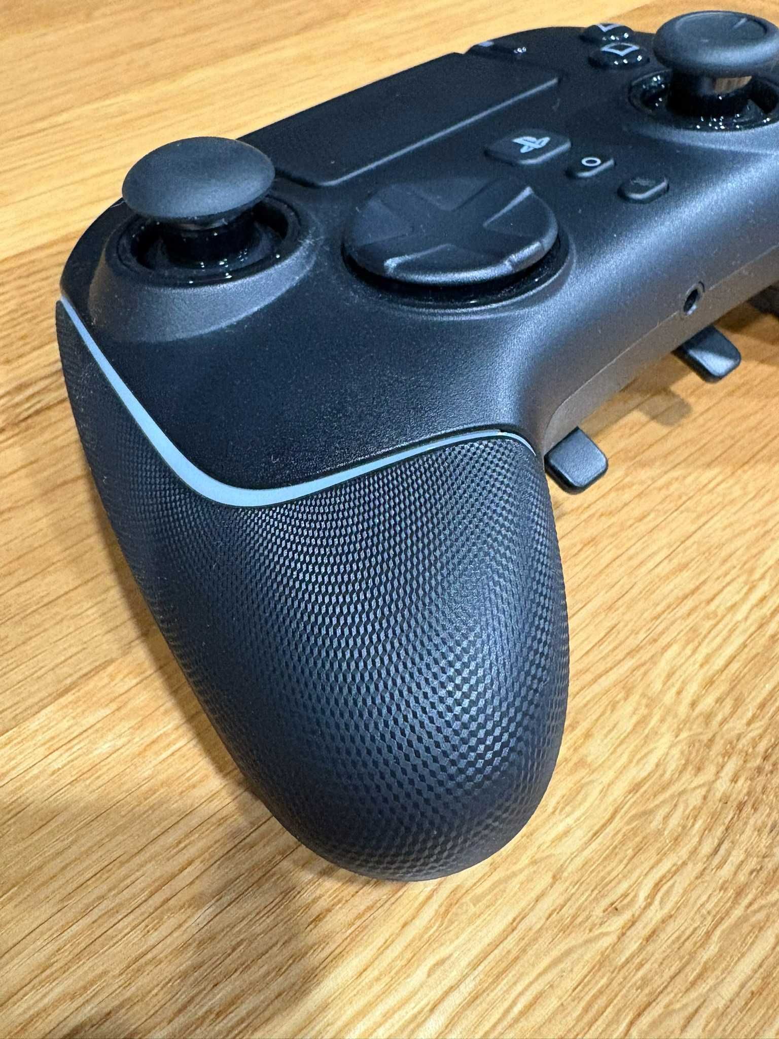 Pad bezprzewodowy Razer Wolverine V2 Pro