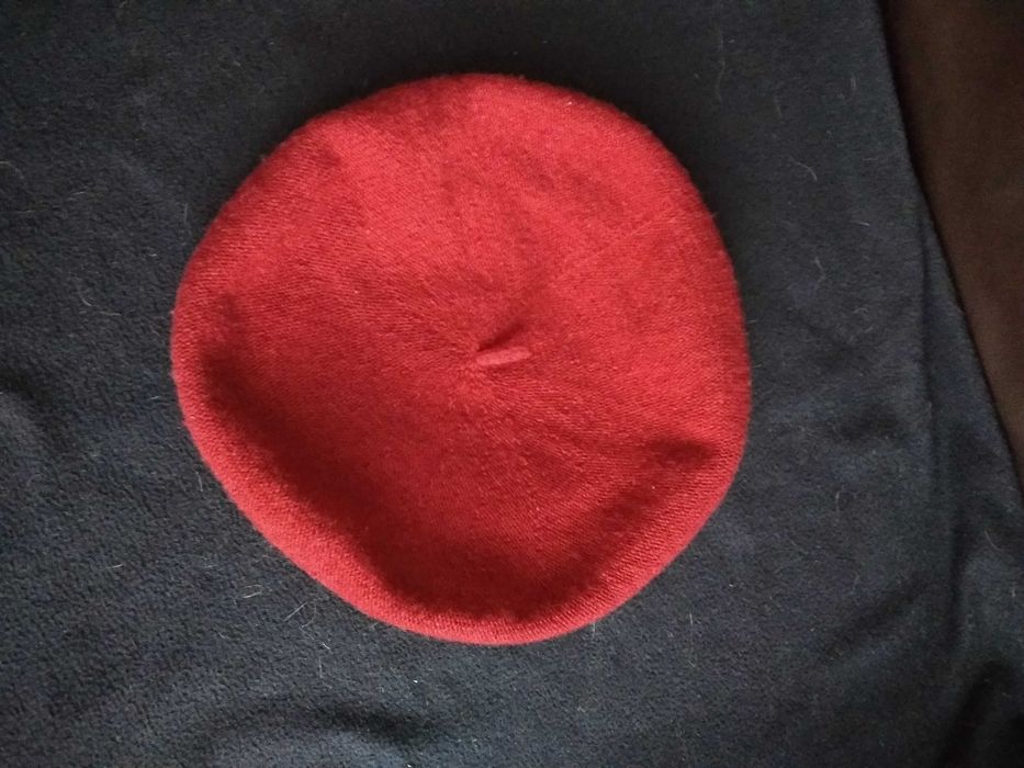 Beret damski z antenką, 100% wełna kolor wiśniowy
