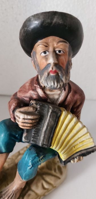 ESTATUETA. Imagem Popular de Acordeonista cerâmica  18 ×12 cm