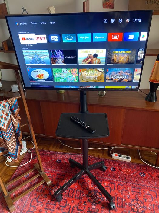 TV 32 TCL e Suporte Móvel