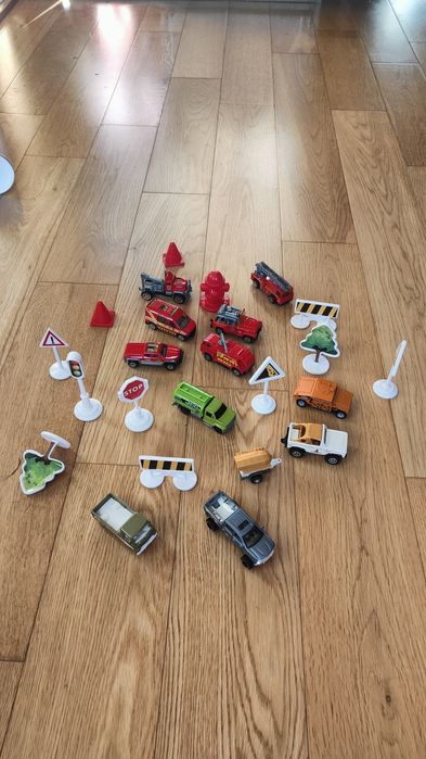 Samochodzik strażackie. Samochody dostawcze . Znaki drogowe. Układanka