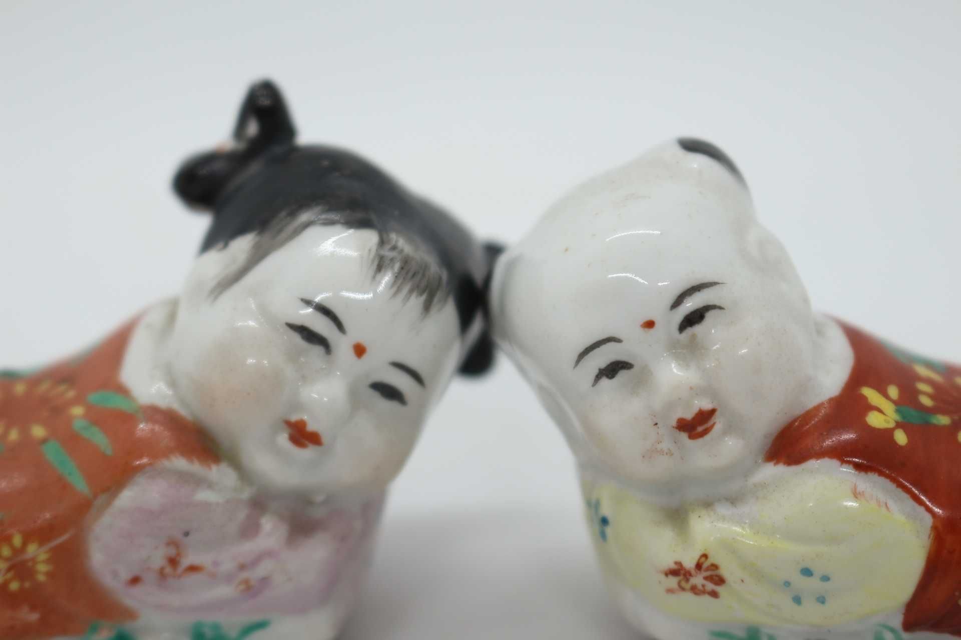 Figuras Almofada Opium Baybi em porcelana Chinesa XX Fer-Rouge RARO