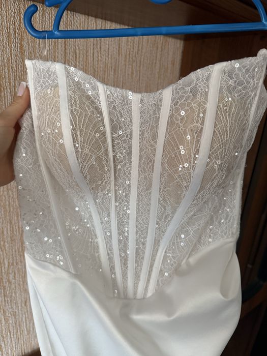 Біла весільна сукня