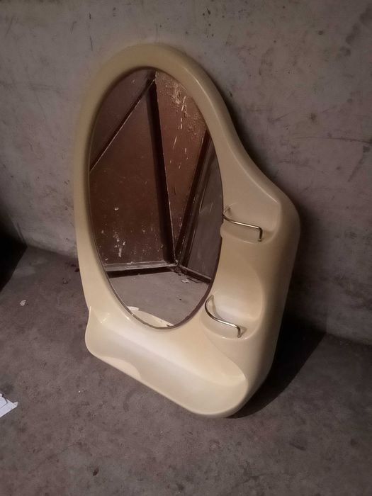 дзеркало з полицями в ванну