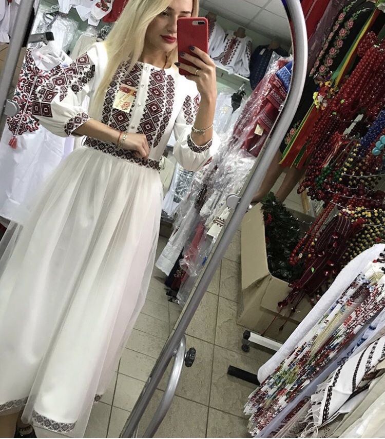 Вишукане нарядне плаття в українському стилі