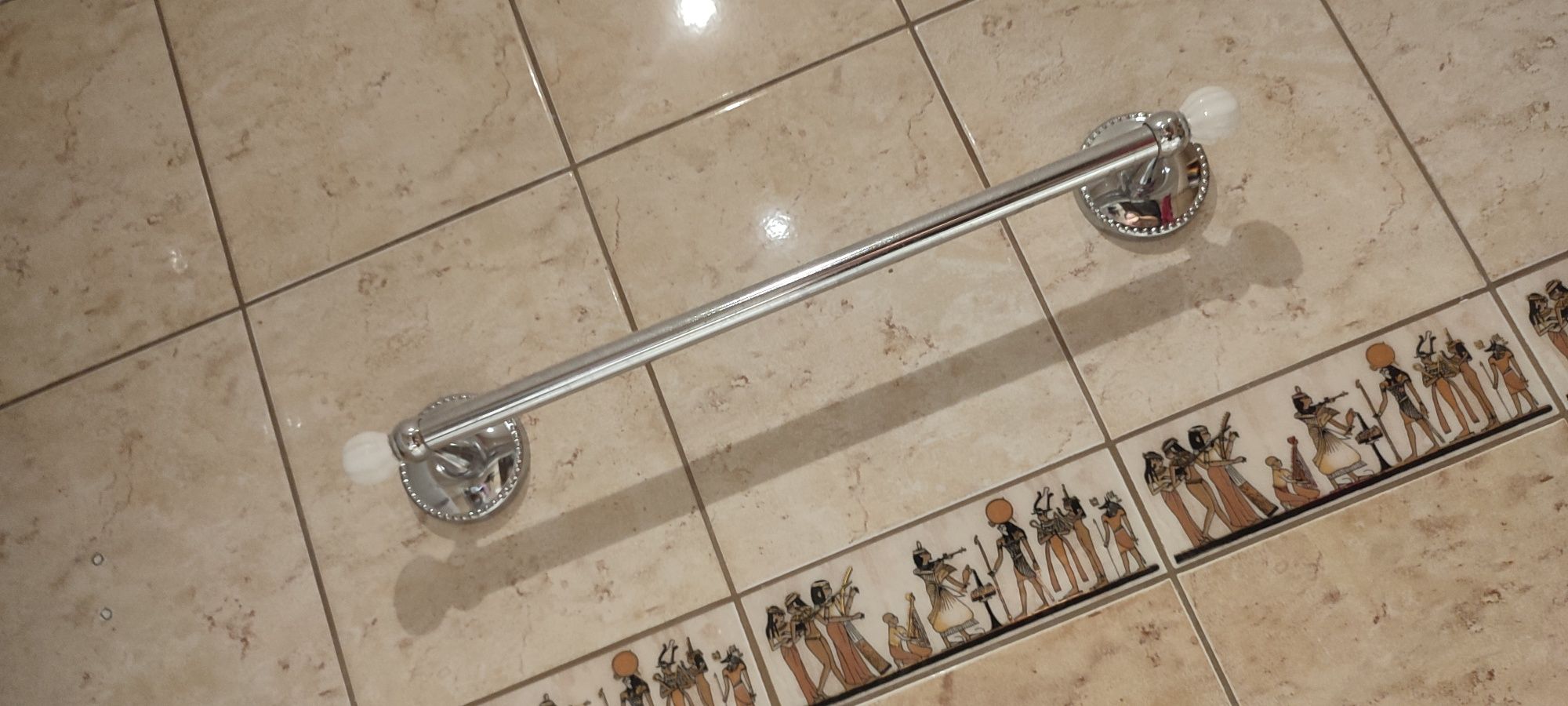 Zestaw uchwytów srebrne ze zdobieniem do łazienki