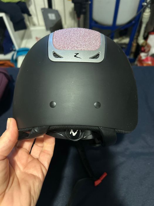 Frak jeździecki z kaskiem