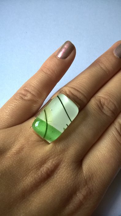 Anel com pedra de vidro Verde e Branco em prata