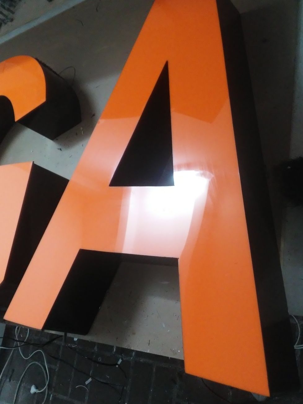 Litery przestrzenne podświetlane LED z plexi