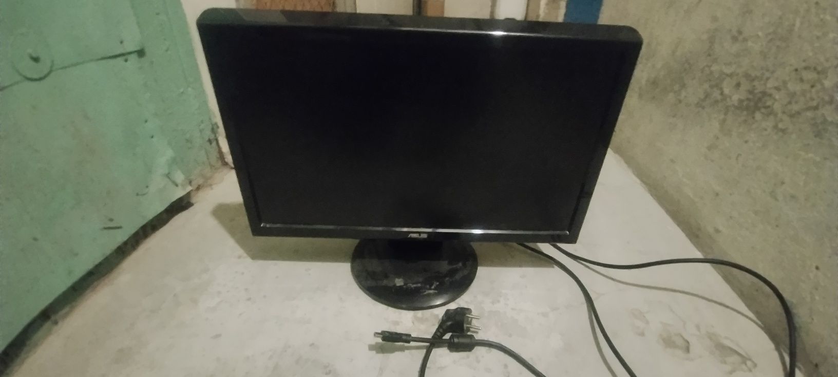 Monitor 21 cali .