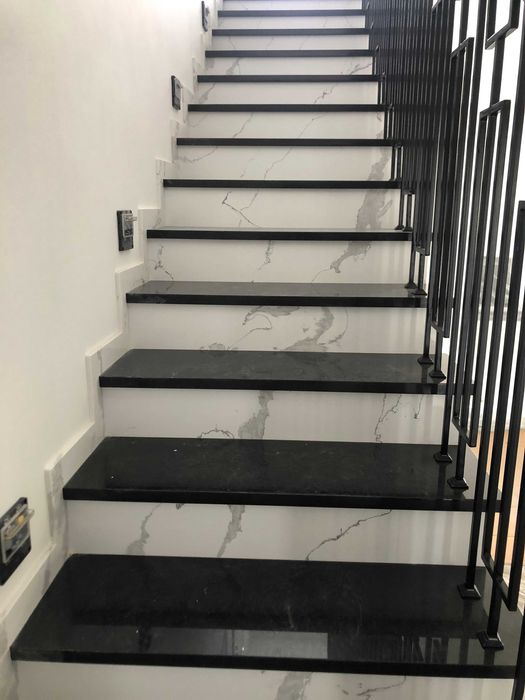 Schody z oryginalnego kamienia, konglomeratu, spieku, marmuru.