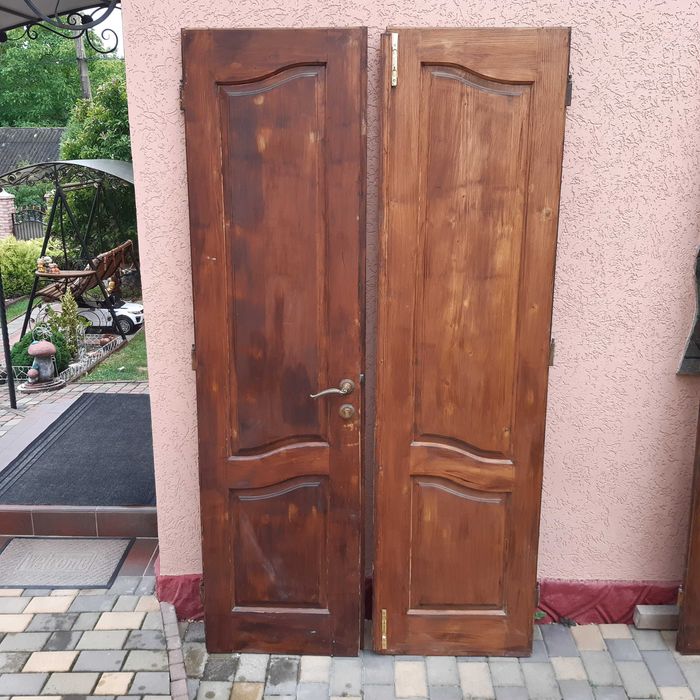 Дерев'яні вхідні двері в хорошому стані