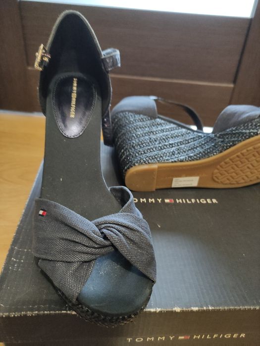Літні босоніжки Tommy Hilfiger, нові, розмір 39-40
колір синій