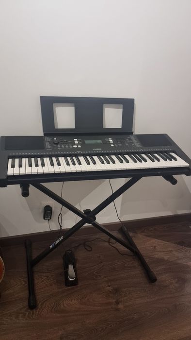Teclado Yamaha  PSR E373 com suporte, pedal e apoio