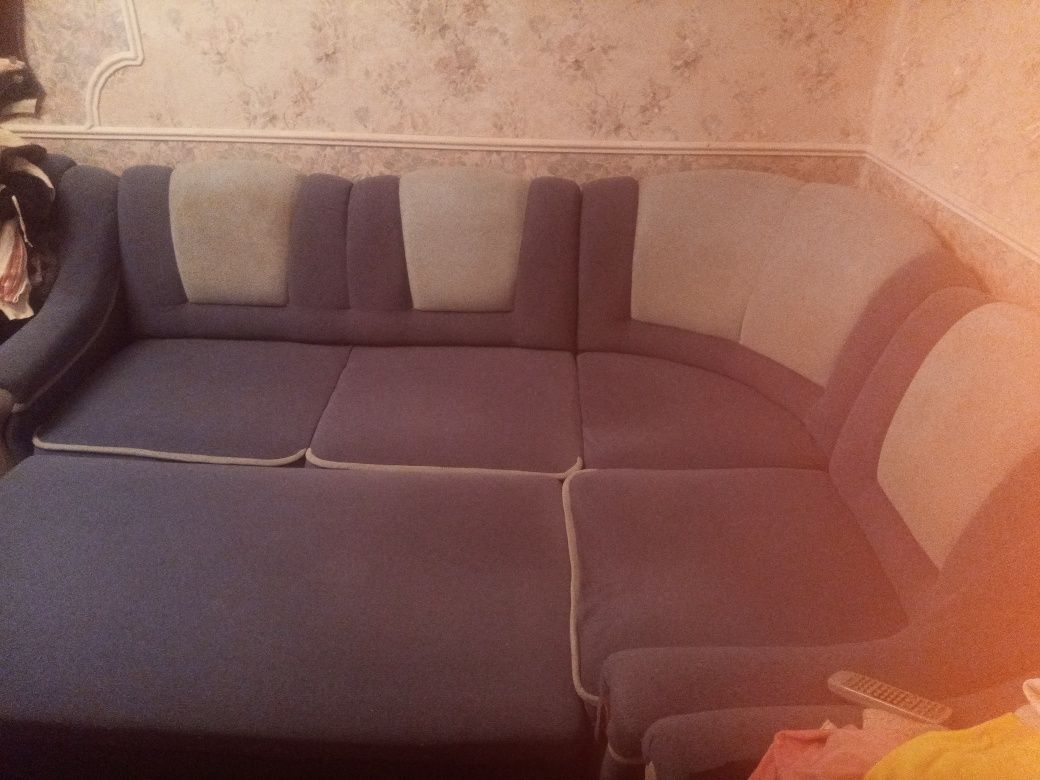 Угловой диван,в хорошем состоянии.цена  10.000 гр.вместе с креслами 12