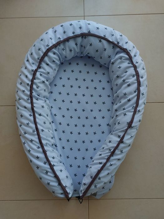 Ninho azul com estrelas para bebé