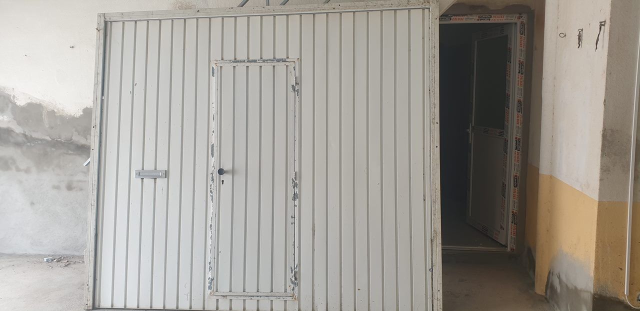Portão basculante com porta