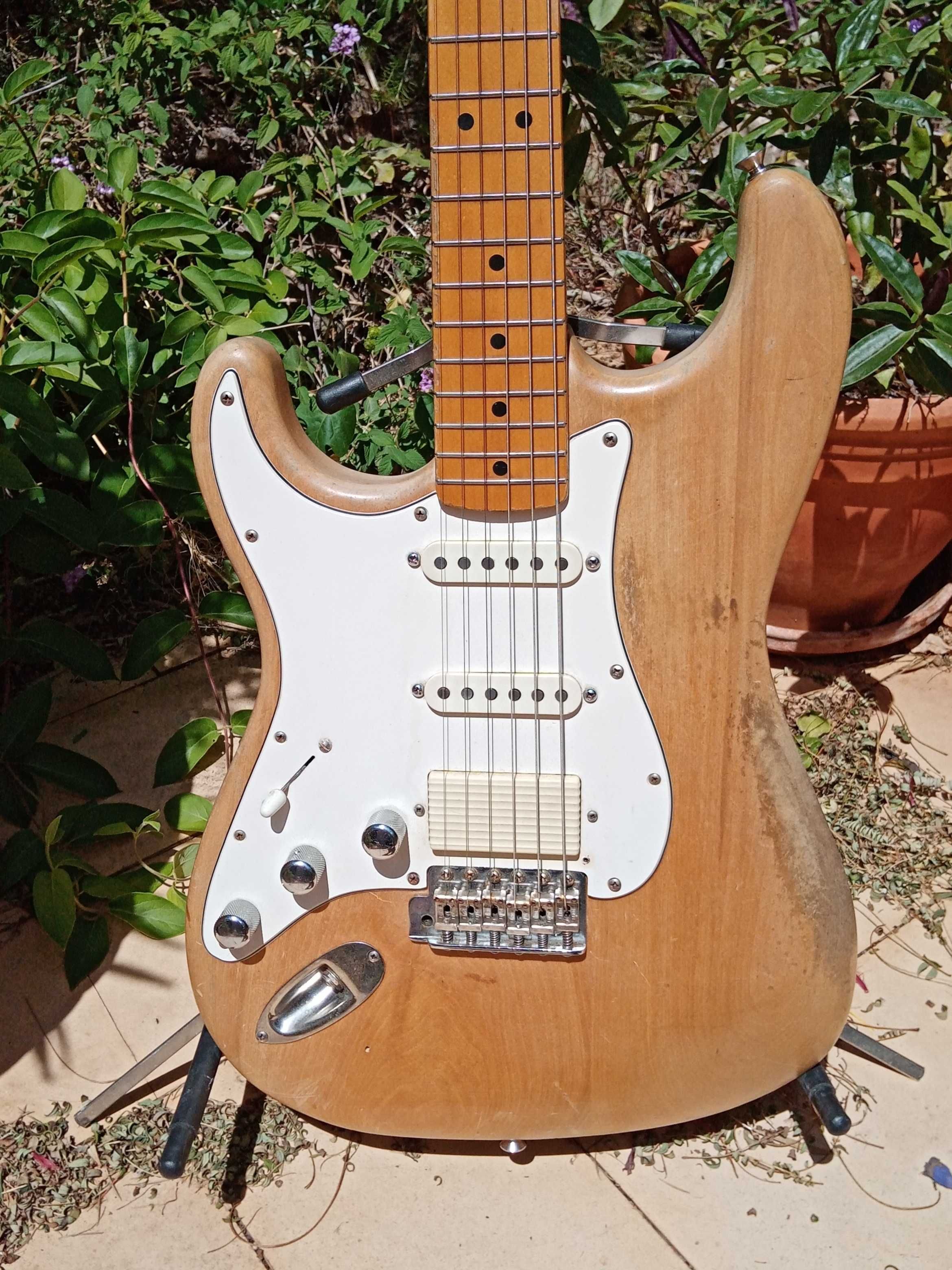FENDER Left Hand / Canhoto Stratocaster Electric Guitar / Guitarra