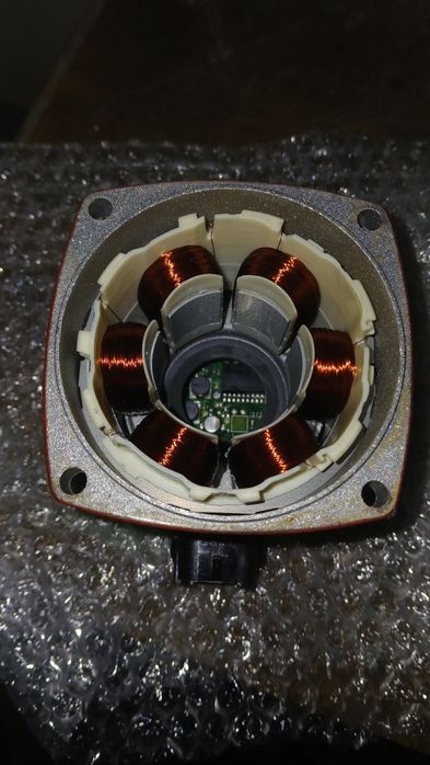 Pompa obiegowa Grundfos Alpha 2 obudowa elektronika sterownik
