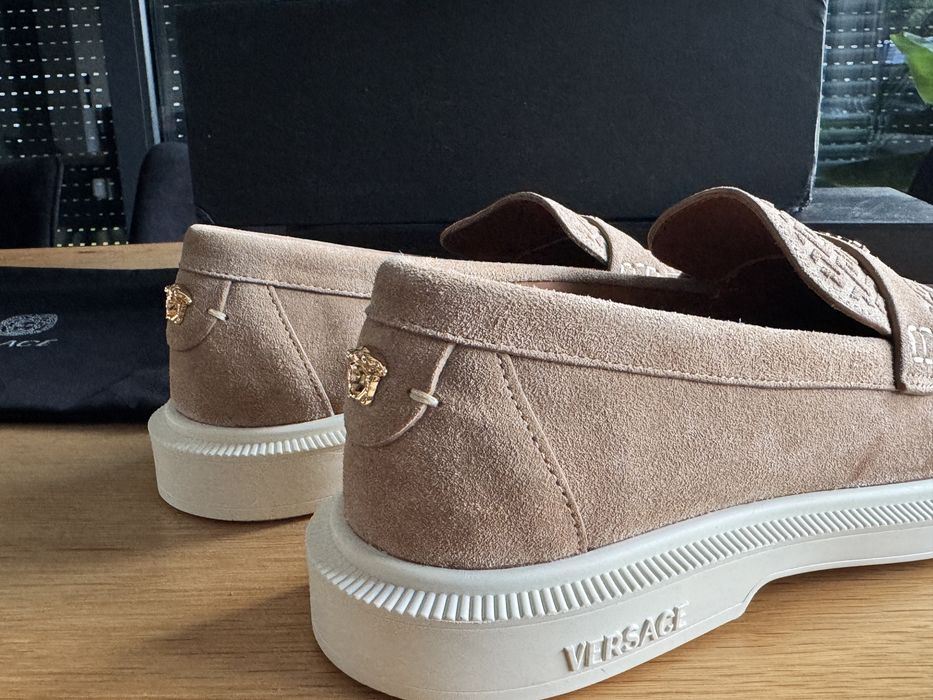 Buty Versace rozmiar 42 kolor beż mokasyny loafers