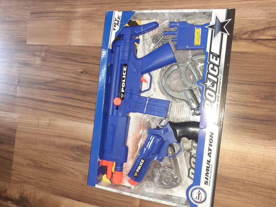 Zestaw policjanta pistolet karabin kajdanki