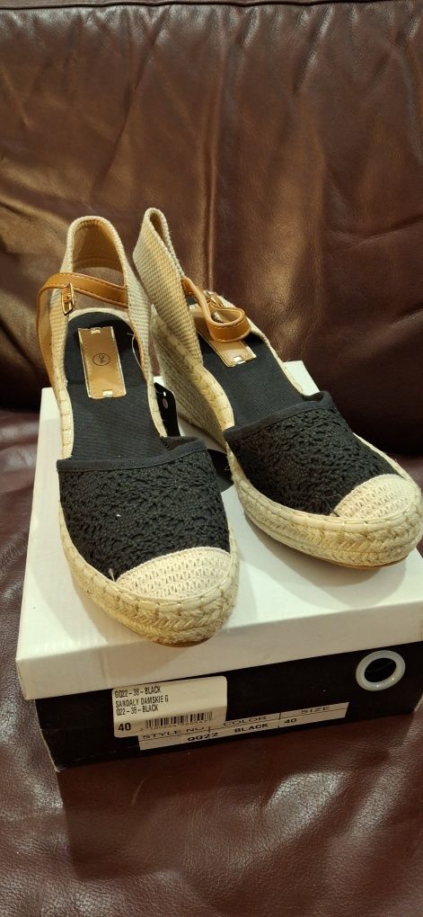 Buty letnie na plecionym koturnie