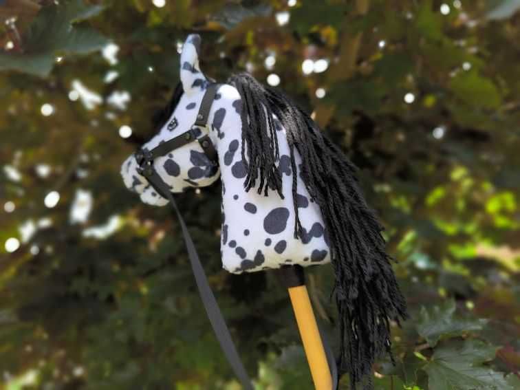Hobby horse, czarno-biały, tarantowaty, konik na kiju, A5