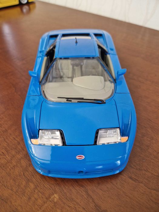 Лот №24 . Bugatti EB110. 1/18.Bburago