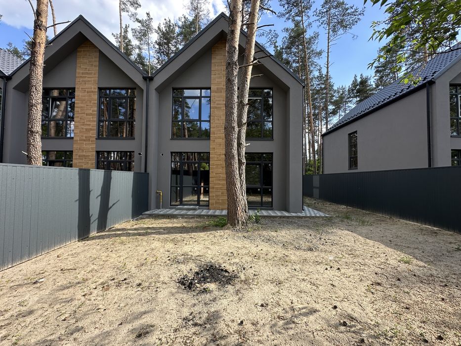 Таунхаус з великою земельною ділянкою. Є розтермінування