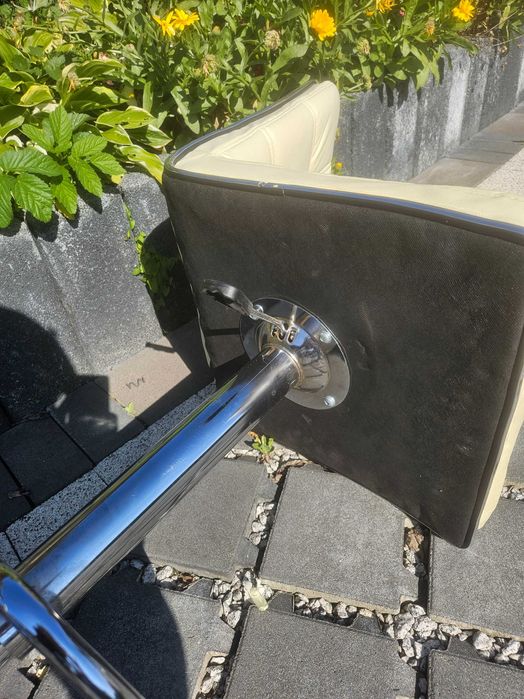 Obrotowe, regulowane krzesła barowe. lub kuchni.