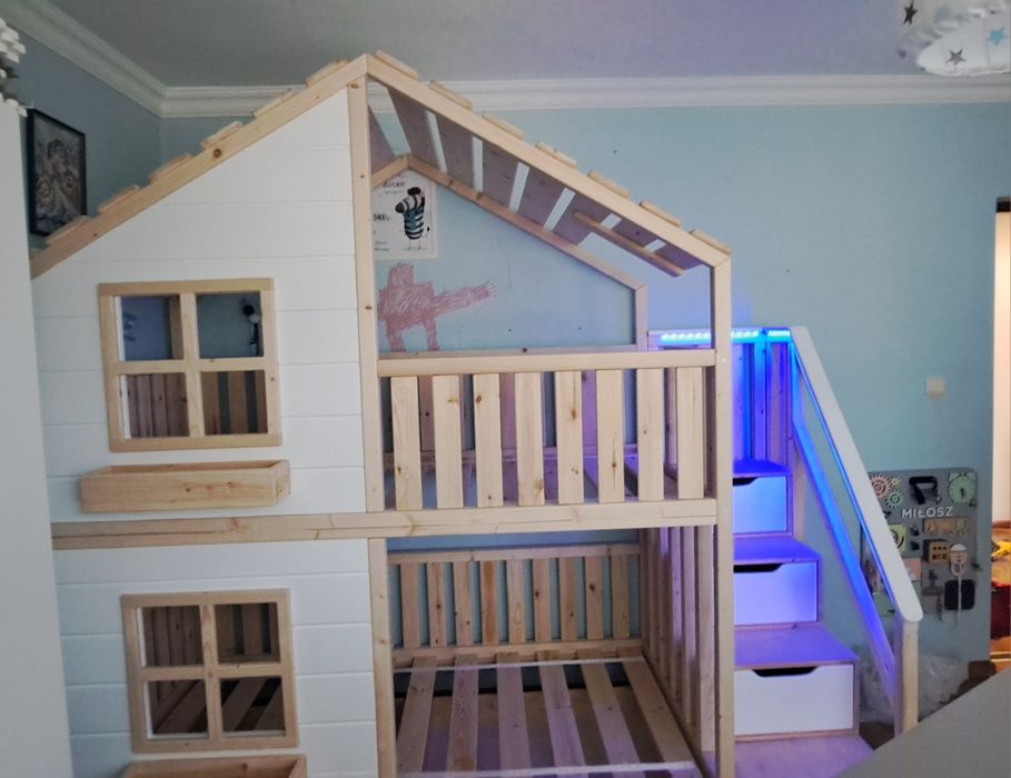 Łóżko piętrowe domek drewniane +kolor + LED RGB
