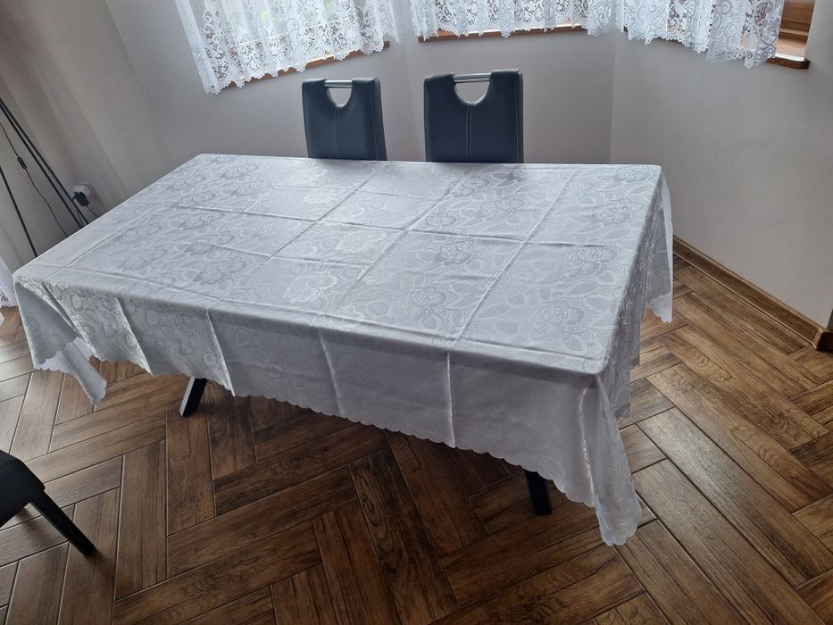 Bialy obrus błyszczący róże 257x158