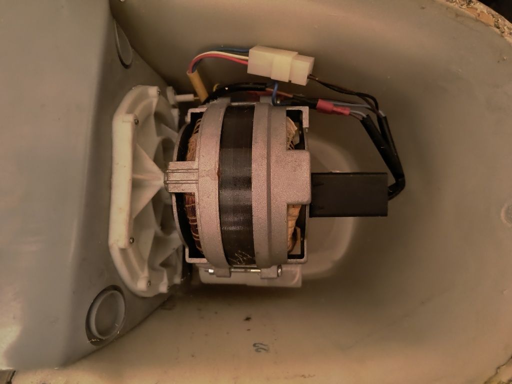 Toaleta z elektrycznym rozdrabniaczem, mało używana