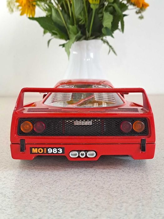 Model samochodu Bburago Ferrari F40 1987r. skala 1/18 Made in Italy